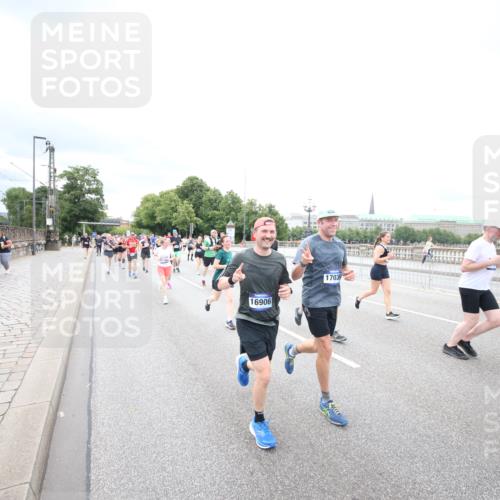 29.06.2025 - hella hamburg halbmarathon Jannik Wohlers http://msf.ph/oto/8502053 29.06.2025 10:58:16 Lombardsbrücke 1326, 1365, 1380, 1514, 1646, 2449, 2649, 2929, 3416, 3565, 4042, 4043, 4225, 4294, 5732, 6010, 6330, 6341, 6554, 6588, 6633, 6702, 6927, 7095, 7096, 7443, 7870, 7933, 7967, 8592, 8701, 8752, 9221, 9225, 9563, 9889, 9960, 9982, 10026, 11140, 12968, 12970, 13274, 13547, 13784, 13855, 14935, 15918, 15919, 16104, 16906, 16998, 17036, 17164, 17165, 17323, 17480, 17554, 17572, 17601, 17651, 17659, 17874, 18822, 19183 meine-sportfotos.de