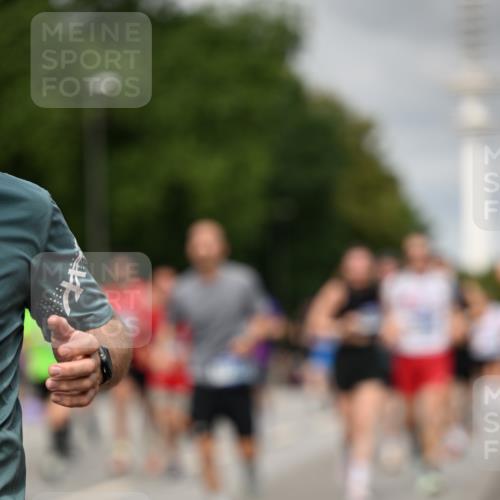29.06.2025 - hella hamburg halbmarathon Dr. Thomas Lammeyer http://msf.ph/oto/8502054 29.06.2025 10:25:24 Kennedybrücke 1028, 1266, 1658, 2325, 2383, 2635, 2956, 2986, 3247, 3434, 3813, 4082, 4350, 4786, 5041, 5373, 5395, 5625, 5767, 6275, 6308, 7018, 7553, 7608, 7781, 8095, 8726, 8844, 9100, 9108, 9501, 9624, 10050, 10602 meine-sportfotos.de