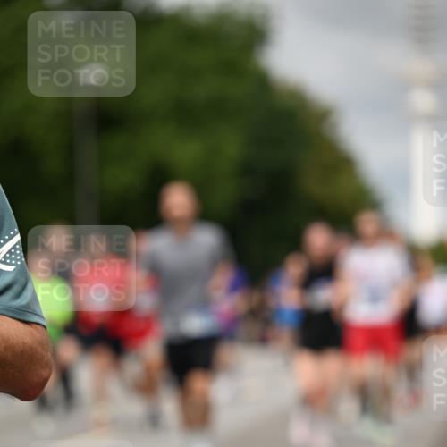 29.06.2025 - hella hamburg halbmarathon Dr. Thomas Lammeyer http://msf.ph/oto/8502060 29.06.2025 10:25:24 Kennedybrücke 1028, 1266, 1658, 2325, 2383, 2635, 2956, 2986, 3247, 3434, 3813, 4082, 4350, 4786, 5041, 5373, 5395, 5625, 5767, 6275, 6308, 7018, 7553, 7608, 7781, 8095, 8726, 8844, 9100, 9108, 9501, 9624, 10050, 10602 meine-sportfotos.de