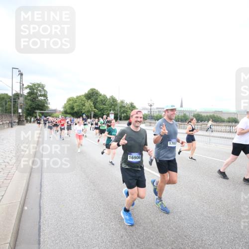 29.06.2025 - hella hamburg halbmarathon Jannik Wohlers http://msf.ph/oto/8502062 29.06.2025 10:58:16 Lombardsbrücke 1326, 1365, 1380, 1514, 1646, 2449, 2649, 2929, 3416, 3565, 4042, 4043, 4225, 4294, 5732, 6010, 6330, 6341, 6554, 6588, 6633, 6702, 6927, 7095, 7096, 7443, 7870, 7933, 7967, 8592, 8701, 8752, 9221, 9225, 9563, 9889, 9960, 9982, 10026, 11140, 12968, 12970, 13274, 13547, 13784, 13855, 14935, 15918, 15919, 16104, 16906, 16998, 17036, 17164, 17165, 17323, 17480, 17554, 17572, 17601, 17651, 17659, 17874, 18822, 19183 meine-sportfotos.de