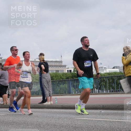 29.06.2025 - hella hamburg halbmarathon Luisa Fischer http://msf.ph/oto/8502065 29.06.2025 10:09:55 Kennedybrücke 245, 18913, 1245, 6314, 6572, 6664, 9560, 10212, 10297 meine-sportfotos.de