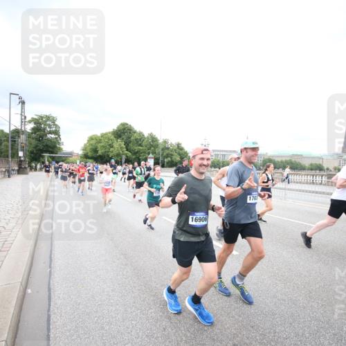 29.06.2025 - hella hamburg halbmarathon Jannik Wohlers http://msf.ph/oto/8502067 29.06.2025 10:58:16 Lombardsbrücke 1326, 1365, 1380, 1514, 1646, 2449, 2649, 2929, 3416, 3565, 4042, 4043, 4225, 4294, 5732, 6010, 6330, 6341, 6554, 6588, 6633, 6702, 6927, 7095, 7096, 7443, 7870, 7933, 7967, 8592, 8701, 8752, 9221, 9225, 9563, 9889, 9960, 9982, 10026, 11140, 12968, 12970, 13274, 13547, 13784, 13855, 14935, 15918, 15919, 16104, 16906, 16998, 17036, 17164, 17165, 17323, 17480, 17554, 17572, 17601, 17651, 17659, 17874, 18822, 19183 meine-sportfotos.de