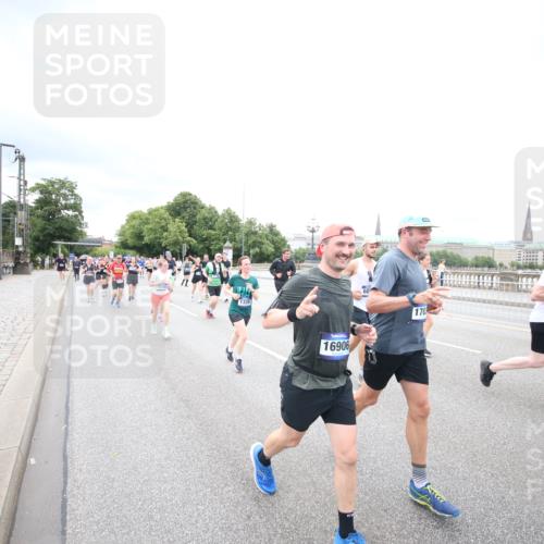 29.06.2025 - hella hamburg halbmarathon Jannik Wohlers http://msf.ph/oto/8502077 29.06.2025 10:58:16 Lombardsbrücke 1326, 1365, 1380, 1514, 1646, 2449, 2649, 2929, 3416, 3565, 4042, 4043, 4225, 4294, 5732, 6010, 6330, 6341, 6554, 6588, 6633, 6702, 6927, 7095, 7096, 7443, 7870, 7933, 7967, 8592, 8701, 8752, 9221, 9225, 9563, 9889, 9960, 9982, 10026, 11140, 12968, 12970, 13274, 13547, 13784, 13855, 14935, 15918, 15919, 16104, 16906, 16998, 17036, 17164, 17165, 17323, 17480, 17554, 17572, 17601, 17651, 17659, 17874, 18822, 19183 meine-sportfotos.de