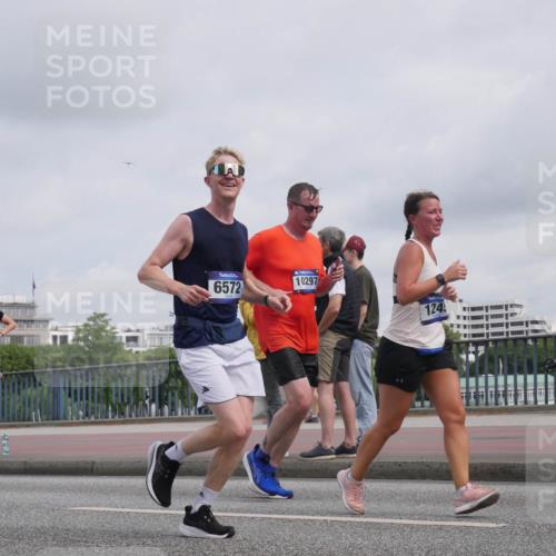 29.06.2025 - hella hamburg halbmarathon Luisa Fischer http://msf.ph/oto/8502081 29.06.2025 10:09:57 Kennedybrücke 6572, 10297, 124, 1245, 6314, 6572, 6664, 9560, 10212, 10297 meine-sportfotos.de