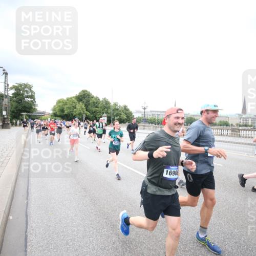 29.06.2025 - hella hamburg halbmarathon Jannik Wohlers http://msf.ph/oto/8502082 29.06.2025 10:58:16 Lombardsbrücke 1326, 1365, 1380, 1514, 1646, 2449, 2649, 2929, 3416, 3565, 4042, 4043, 4225, 4294, 5732, 6010, 6330, 6341, 6554, 6588, 6633, 6702, 6927, 7095, 7096, 7443, 7870, 7933, 7967, 8592, 8701, 8752, 9221, 9225, 9563, 9889, 9960, 9982, 10026, 11140, 12968, 12970, 13274, 13547, 13784, 13855, 14935, 15918, 15919, 16104, 16906, 16998, 17036, 17164, 17165, 17323, 17480, 17554, 17572, 17601, 17651, 17659, 17874, 18822, 19183 meine-sportfotos.de