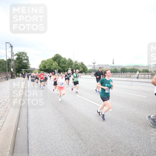29.06.2025 - hella hamburg halbmarathon Jannik Wohlers http://msf.ph/oto/8502089 29.06.2025 10:58:16 Lombardsbrücke 1326, 1365, 1380, 1514, 1646, 2449, 2649, 2929, 3416, 3565, 4042, 4043, 4225, 4294, 5732, 6010, 6330, 6341, 6554, 6588, 6633, 6702, 6927, 7095, 7096, 7443, 7870, 7933, 7967, 8592, 8701, 8752, 9221, 9225, 9563, 9889, 9960, 9982, 10026, 11140, 12968, 12970, 13274, 13547, 13784, 13855, 14935, 15918, 15919, 16104, 16906, 16998, 17036, 17164, 17165, 17323, 17480, 17554, 17572, 17601, 17651, 17659, 17874, 18822, 19183 meine-sportfotos.de