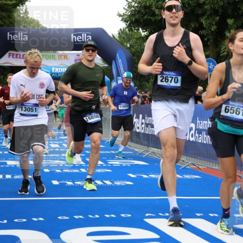 29.06.2025 - hella hamburg halbmarathon Strokosch-Dieckow http://msf.ph/oto/8502099 29.06.2025 10:52:35 Ziel 2346, 2670, 3715, 3952, 3999, 5116, 6561, 6562, 7232, 7475, 9145, 9739, 9869, 10115, 11459, 11689, 12450, 12482, 13051, 13301, 14122, 14561, 15001, 15980, 18982 meine-sportfotos.de