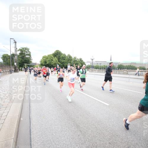 29.06.2025 - hella hamburg halbmarathon Jannik Wohlers http://msf.ph/oto/8502101 29.06.2025 10:58:17 Lombardsbrücke 1326, 1365, 1380, 1514, 1646, 2449, 2649, 2929, 3416, 3565, 4042, 4043, 4225, 4294, 5732, 6010, 6330, 6341, 6554, 6588, 6633, 6702, 6927, 7095, 7096, 7443, 7870, 7933, 7967, 8592, 8701, 8752, 9221, 9225, 9563, 9889, 9960, 9982, 10026, 11140, 12474, 12968, 12970, 13274, 13527, 13547, 13784, 13855, 14935, 15918, 15919, 16104, 16906, 16998, 17036, 17164, 17165, 17323, 17480, 17554, 17572, 17601, 17651, 17659, 17874, 19183 meine-sportfotos.de