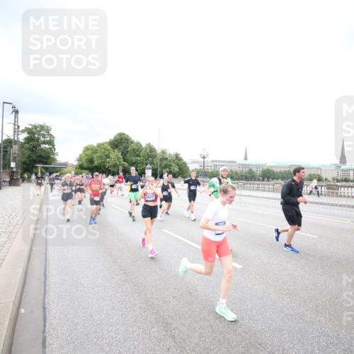 29.06.2025 - hella hamburg halbmarathon Jannik Wohlers http://msf.ph/oto/8502115 29.06.2025 10:58:17 Lombardsbrücke 1326, 1365, 1380, 1514, 1646, 2449, 2649, 2929, 3416, 3565, 4042, 4043, 4225, 4294, 5732, 6010, 6330, 6341, 6554, 6588, 6633, 6702, 6927, 7095, 7096, 7443, 7870, 7933, 7967, 8592, 8701, 8752, 9221, 9225, 9563, 9889, 9960, 9982, 10026, 11140, 12474, 12968, 12970, 13274, 13527, 13547, 13784, 13855, 14935, 15918, 15919, 16104, 16906, 16998, 17036, 17164, 17165, 17323, 17480, 17554, 17572, 17601, 17651, 17659, 17874, 19183 meine-sportfotos.de