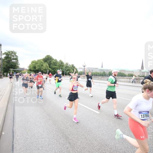 29.06.2025 - hella hamburg halbmarathon Jannik Wohlers http://msf.ph/oto/8502129 29.06.2025 10:58:18 Lombardsbrücke 1326, 1365, 1380, 1514, 1646, 2449, 2649, 2929, 3416, 3565, 4042, 4043, 4225, 4294, 5732, 6010, 6330, 6341, 6554, 6588, 6633, 6638, 6702, 6927, 7095, 7096, 7443, 7870, 7933, 7957, 7967, 8489, 8592, 8701, 8752, 9221, 9225, 9563, 9889, 9960, 9982, 10026, 11140, 12474, 12970, 13274, 13527, 13547, 13784, 13855, 15918, 15919, 16104, 16906, 16998, 17036, 17164, 17165, 17323, 17480, 17554, 17572, 17601, 17651, 17659, 17874 meine-sportfotos.de