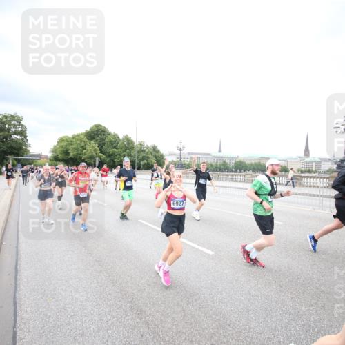 29.06.2025 - hella hamburg halbmarathon Jannik Wohlers http://msf.ph/oto/8502140 29.06.2025 10:58:18 Lombardsbrücke 1326, 1365, 1380, 1514, 1646, 2449, 2649, 2929, 3416, 3565, 4042, 4043, 4225, 4294, 5732, 6010, 6330, 6341, 6554, 6588, 6633, 6638, 6702, 6927, 7095, 7096, 7443, 7870, 7933, 7957, 7967, 8489, 8592, 8701, 8752, 9221, 9225, 9563, 9889, 9960, 9982, 10026, 11140, 12474, 12970, 13274, 13527, 13547, 13784, 13855, 15918, 15919, 16104, 16906, 16998, 17036, 17164, 17165, 17323, 17480, 17554, 17572, 17601, 17651, 17659, 17874 meine-sportfotos.de