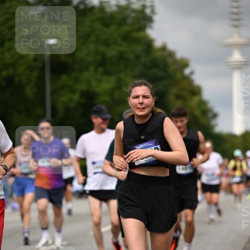 29.06.2025 - hella hamburg halbmarathon Dr. Thomas Lammeyer http://msf.ph/oto/8502156 29.06.2025 10:25:27 Kennedybrücke 1028, 1266, 1658, 2325, 2383, 2635, 2956, 3122, 3247, 3434, 3813, 4082, 4350, 4786, 5041, 5061, 5373, 5395, 5625, 5767, 6275, 6308, 7018, 7522, 7553, 7608, 7781, 8095, 8726, 8844, 9100, 9108, 9501, 9624, 10050, 10602, 10874 meine-sportfotos.de
