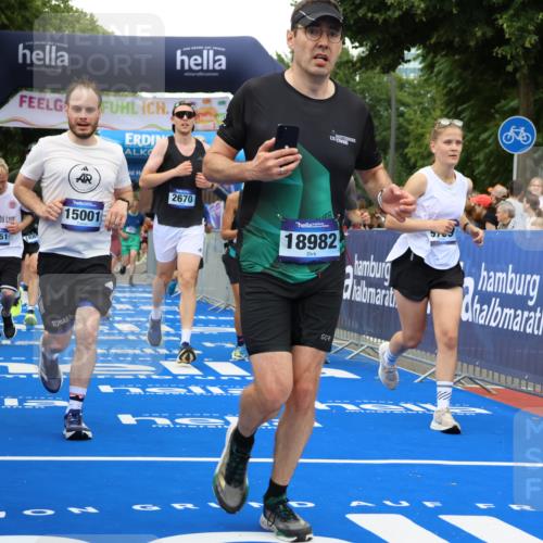 29.06.2025 - hella hamburg halbmarathon Strokosch-Dieckow http://msf.ph/oto/8502170 29.06.2025 10:52:33 Ziel 2346, 2670, 3715, 3952, 6561, 6562, 7178, 7232, 7475, 8371, 8661, 9145, 9739, 10115, 11459, 11689, 11791, 12450, 13051, 13301, 14122, 14561, 15001, 15980, 18982 meine-sportfotos.de