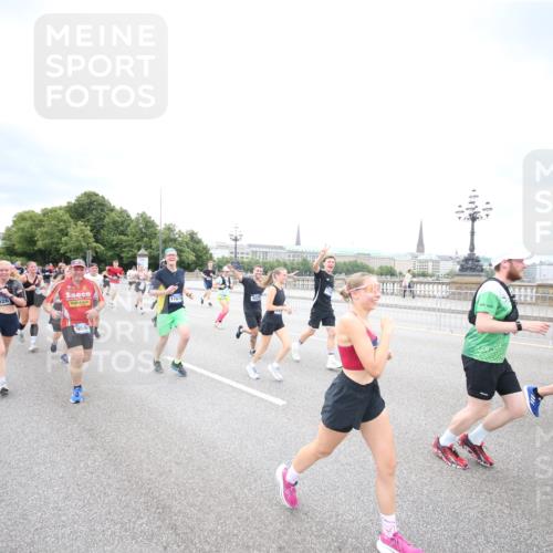 29.06.2025 - hella hamburg halbmarathon Jannik Wohlers http://msf.ph/oto/8502172 29.06.2025 10:58:18 Lombardsbrücke 1326, 1365, 1380, 1514, 1646, 2449, 2649, 2929, 3416, 3565, 4042, 4043, 4225, 4294, 5732, 6010, 6330, 6341, 6554, 6588, 6633, 6638, 6702, 6927, 7095, 7096, 7443, 7870, 7933, 7957, 7967, 8489, 8592, 8701, 8752, 9221, 9225, 9563, 9889, 9960, 9982, 10026, 11140, 12474, 12970, 13274, 13527, 13547, 13784, 13855, 15918, 15919, 16104, 16906, 16998, 17036, 17164, 17165, 17323, 17480, 17554, 17572, 17601, 17651, 17659, 17874 meine-sportfotos.de