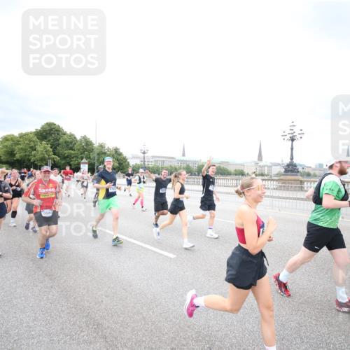29.06.2025 - hella hamburg halbmarathon Jannik Wohlers http://msf.ph/oto/8502177 29.06.2025 10:58:19 Lombardsbrücke 1326, 1365, 1380, 1514, 1646, 2449, 2649, 2929, 3416, 3565, 4042, 4043, 4225, 4294, 5732, 6010, 6330, 6341, 6554, 6588, 6633, 6638, 6702, 6927, 7095, 7096, 7443, 7870, 7933, 7957, 7967, 8489, 8592, 8701, 8752, 9221, 9225, 9563, 9889, 9960, 9982, 10026, 11140, 12389, 12474, 12970, 13274, 13527, 13784, 13855, 15918, 15919, 16104, 16906, 16998, 17036, 17164, 17165, 17323, 17480, 17554, 17572, 17601, 17651, 17659, 17874 meine-sportfotos.de