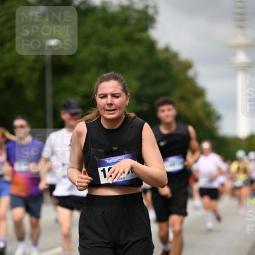 29.06.2025 - hella hamburg halbmarathon Dr. Thomas Lammeyer http://msf.ph/oto/8502179 29.06.2025 10:25:28 Kennedybrücke 1028, 1266, 1658, 2383, 2635, 2956, 3122, 3247, 3434, 3813, 4350, 4786, 5041, 5061, 5373, 5395, 5625, 5767, 6275, 6308, 7018, 7522, 7553, 7608, 7781, 8095, 8726, 8844, 9100, 9108, 9501, 9624, 10050, 10602, 10874 meine-sportfotos.de