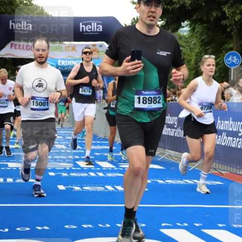 29.06.2025 - hella hamburg halbmarathon Strokosch-Dieckow http://msf.ph/oto/8502186 29.06.2025 10:52:33 Ziel 2346, 2670, 3715, 3952, 6561, 6562, 7178, 7232, 7475, 8371, 8661, 9145, 9739, 10115, 11459, 11689, 11791, 12450, 13051, 13301, 14122, 14561, 15001, 15980, 18982 meine-sportfotos.de