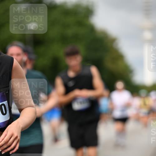29.06.2025 - hella hamburg halbmarathon Dr. Thomas Lammeyer http://msf.ph/oto/8502211 29.06.2025 10:25:29 Kennedybrücke 1028, 1266, 1658, 2271, 2383, 2635, 2956, 3122, 3247, 3434, 3813, 4350, 4786, 5041, 5061, 5373, 5395, 5625, 5767, 5957, 7018, 7228, 7522, 7553, 7608, 7781, 8095, 8726, 8844, 9100, 9108, 9501, 9624, 10050, 10602, 10874 meine-sportfotos.de