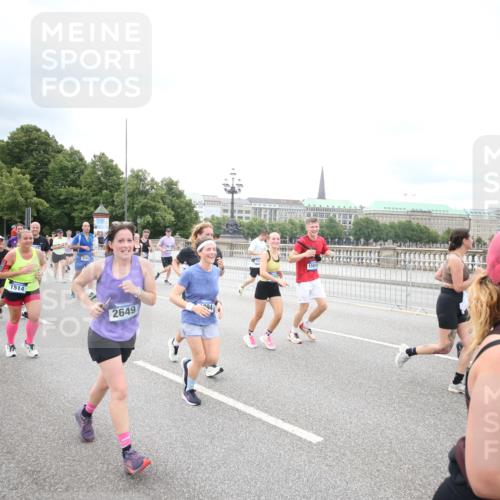 29.06.2025 - hella hamburg halbmarathon Jannik Wohlers http://msf.ph/oto/8502261 29.06.2025 10:58:22 Lombardsbrücke 1326, 1365, 1380, 1514, 2057, 2449, 2649, 2929, 3416, 3565, 4042, 4043, 4225, 4294, 6010, 6330, 6341, 6554, 6588, 6633, 6638, 6702, 6927, 7095, 7096, 7443, 7933, 7957, 7967, 8489, 8592, 8752, 9221, 9563, 9889, 9960, 9982, 10026, 11140, 12389, 12474, 12970, 13089, 13095, 13274, 13527, 13571, 13784, 13855, 15918, 15919, 16104, 16906, 16998, 17036, 17164, 17165, 17323, 17480, 17554, 17572, 17601, 17651, 17659, 17874, 18051 meine-sportfotos.de