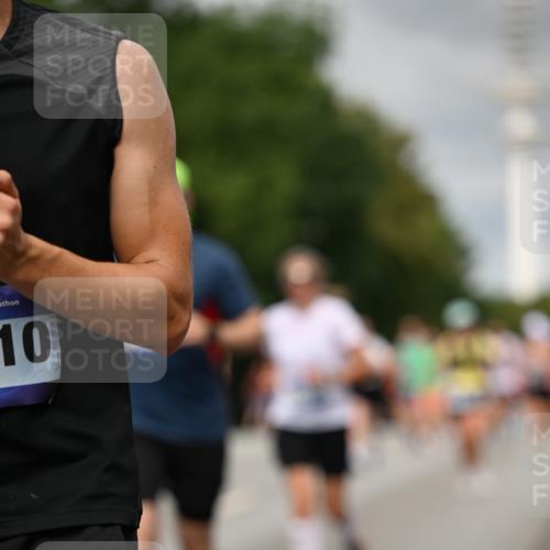 29.06.2025 - hella hamburg halbmarathon Dr. Thomas Lammeyer http://msf.ph/oto/8502276 29.06.2025 10:25:31 Kennedybrücke 1028, 1266, 1658, 2271, 2383, 2635, 2956, 3122, 3247, 3434, 3817, 4350, 4786, 5041, 5061, 5373, 5395, 5767, 5957, 6086, 7018, 7228, 7522, 7553, 7781, 8095, 8726, 8844, 9100, 9108, 9501, 9624, 10050, 10874 meine-sportfotos.de