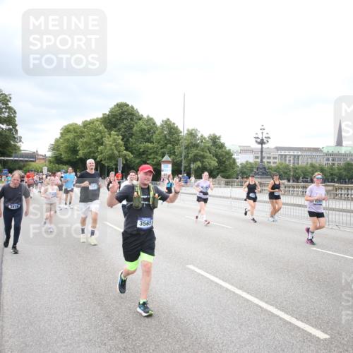 29.06.2025 - hella hamburg halbmarathon Jannik Wohlers http://msf.ph/oto/8502338 29.06.2025 10:58:26 Lombardsbrücke 1365, 1380, 1514, 2057, 2649, 2929, 3231, 3416, 3565, 4042, 4043, 4225, 4294, 4577, 4648, 6330, 6341, 6554, 6588, 6633, 6638, 6702, 7095, 7096, 7443, 7957, 7967, 8489, 8545, 8547, 8752, 9221, 9563, 9960, 9982, 10026, 10105, 10995, 11140, 11292, 12389, 12474, 12759, 12970, 13089, 13095, 13274, 13527, 13571, 13784, 15065, 15624, 15918, 15919, 17164, 17165, 17323, 17554, 17572, 17601, 17651, 17659, 17874, 18051, 18601 meine-sportfotos.de