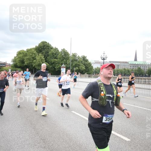29.06.2025 - hella hamburg halbmarathon Jannik Wohlers http://msf.ph/oto/8502344 29.06.2025 10:58:27 Lombardsbrücke 1365, 1380, 1514, 2057, 2621, 2649, 2929, 3231, 3416, 3565, 4042, 4043, 4225, 4294, 4577, 4648, 6330, 6341, 6554, 6588, 6633, 6638, 6702, 7095, 7096, 7443, 7957, 7967, 8489, 8545, 8547, 8752, 9221, 9563, 9982, 10026, 10105, 10995, 11140, 11292, 12389, 12474, 12759, 12970, 13089, 13095, 13274, 13527, 13571, 15065, 15624, 15918, 15919, 17164, 17165, 17323, 17554, 17572, 17601, 17651, 17659, 17874, 18051, 18601, 19150 meine-sportfotos.de