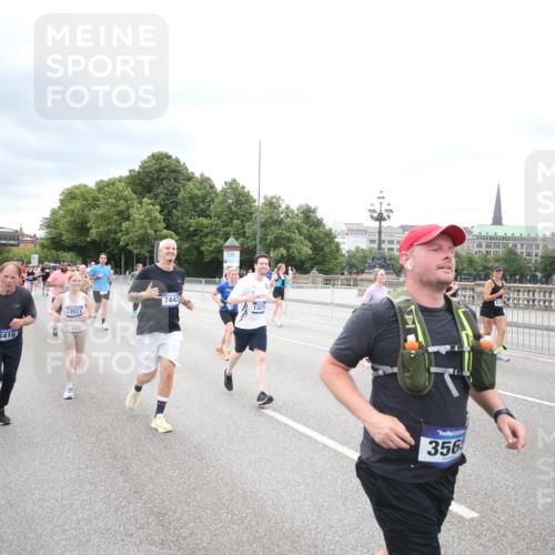 29.06.2025 - hella hamburg halbmarathon Jannik Wohlers http://msf.ph/oto/8502350 29.06.2025 10:58:27 Lombardsbrücke 1365, 1380, 1514, 2057, 2621, 2649, 2929, 3231, 3416, 3565, 4042, 4043, 4225, 4294, 4577, 4648, 6330, 6341, 6554, 6588, 6633, 6638, 6702, 7095, 7096, 7443, 7957, 7967, 8489, 8545, 8547, 8752, 9221, 9563, 9982, 10026, 10105, 10995, 11140, 11292, 12389, 12474, 12759, 12970, 13089, 13095, 13274, 13527, 13571, 15065, 15624, 15918, 15919, 17164, 17165, 17323, 17554, 17572, 17601, 17651, 17659, 17874, 18051, 18601, 19150 meine-sportfotos.de