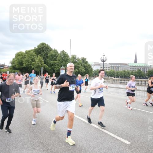 29.06.2025 - hella hamburg halbmarathon Jannik Wohlers http://msf.ph/oto/8502355 29.06.2025 10:58:28 Lombardsbrücke 1365, 1380, 1514, 2057, 2621, 2649, 2929, 3231, 3373, 3416, 3565, 4042, 4043, 4225, 4294, 4577, 4648, 6330, 6341, 6554, 6588, 6633, 6638, 6702, 7095, 7096, 7443, 7957, 7967, 8489, 8545, 8547, 8631, 8752, 9221, 9982, 10026, 10105, 10995, 11140, 11292, 12389, 12474, 12759, 12970, 13089, 13095, 13260, 13274, 13527, 13571, 15065, 15624, 15918, 15919, 17323, 17554, 17572, 17601, 17651, 17659, 17874, 18051, 18601, 19150 meine-sportfotos.de