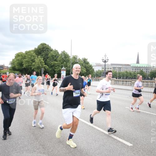 29.06.2025 - hella hamburg halbmarathon Jannik Wohlers http://msf.ph/oto/8502359 29.06.2025 10:58:28 Lombardsbrücke 1365, 1380, 1514, 2057, 2621, 2649, 2929, 3231, 3373, 3416, 3565, 4042, 4043, 4225, 4294, 4577, 4648, 6330, 6341, 6554, 6588, 6633, 6638, 6702, 7095, 7096, 7443, 7957, 7967, 8489, 8545, 8547, 8631, 8752, 9221, 9982, 10026, 10105, 10995, 11140, 11292, 12389, 12474, 12759, 12970, 13089, 13095, 13260, 13274, 13527, 13571, 15065, 15624, 15918, 15919, 17323, 17554, 17572, 17601, 17651, 17659, 17874, 18051, 18601, 19150 meine-sportfotos.de