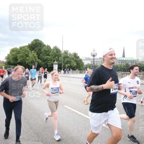 29.06.2025 - hella hamburg halbmarathon Jannik Wohlers http://msf.ph/oto/8502365 29.06.2025 10:58:29 Lombardsbrücke 1365, 1380, 1514, 2057, 2621, 2649, 2929, 3231, 3373, 3416, 3565, 4042, 4043, 4294, 4577, 4648, 6167, 6330, 6341, 6554, 6588, 6633, 6638, 6702, 7095, 7096, 7443, 7957, 8489, 8545, 8547, 8631, 8752, 9221, 9982, 10026, 10105, 10995, 11140, 11292, 12389, 12474, 12759, 12970, 13089, 13095, 13260, 13274, 13527, 13571, 15065, 15624, 15918, 15919, 17554, 17572, 17601, 17651, 17659, 18051, 18601, 19150 meine-sportfotos.de