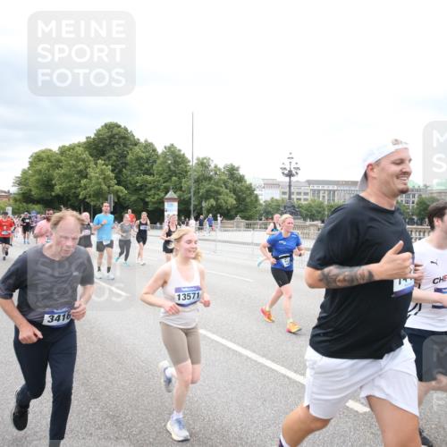 29.06.2025 - hella hamburg halbmarathon Jannik Wohlers http://msf.ph/oto/8502371 29.06.2025 10:58:29 Lombardsbrücke 1365, 1380, 1514, 2057, 2621, 2649, 2929, 3231, 3373, 3416, 3565, 4042, 4043, 4294, 4577, 4648, 6167, 6330, 6341, 6554, 6588, 6633, 6638, 6702, 7095, 7096, 7443, 7957, 8489, 8545, 8547, 8631, 8752, 9221, 9982, 10026, 10105, 10995, 11140, 11292, 12389, 12474, 12759, 12970, 13089, 13095, 13260, 13274, 13527, 13571, 15065, 15624, 15918, 15919, 17554, 17572, 17601, 17651, 17659, 18051, 18601, 19150 meine-sportfotos.de