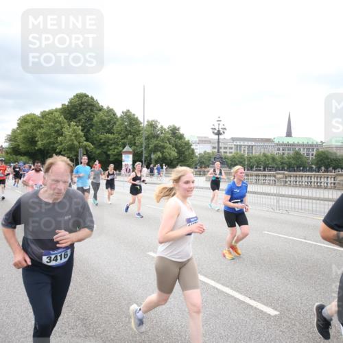 29.06.2025 - hella hamburg halbmarathon Jannik Wohlers http://msf.ph/oto/8502378 29.06.2025 10:58:29 Lombardsbrücke 1365, 1380, 1514, 2057, 2621, 2649, 2929, 3231, 3373, 3416, 3565, 4042, 4043, 4294, 4577, 4648, 6167, 6330, 6341, 6554, 6588, 6633, 6638, 6702, 7095, 7096, 7443, 7957, 8489, 8545, 8547, 8631, 8752, 9221, 9982, 10026, 10105, 10995, 11140, 11292, 12389, 12474, 12759, 12970, 13089, 13095, 13260, 13274, 13527, 13571, 15065, 15624, 15918, 15919, 17554, 17572, 17601, 17651, 17659, 18051, 18601, 19150 meine-sportfotos.de