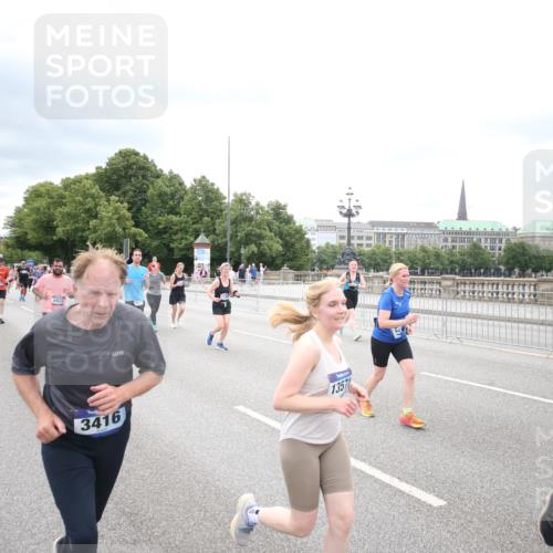 29.06.2025 - hella hamburg halbmarathon Jannik Wohlers http://msf.ph/oto/8502384 29.06.2025 10:58:29 Lombardsbrücke 1365, 1380, 1514, 2057, 2621, 2649, 2929, 3231, 3373, 3416, 3565, 4042, 4043, 4294, 4577, 4648, 6167, 6330, 6341, 6554, 6588, 6633, 6638, 6702, 7095, 7096, 7443, 7957, 8489, 8545, 8547, 8631, 8752, 9221, 9982, 10026, 10105, 10995, 11140, 11292, 12389, 12474, 12759, 12970, 13089, 13095, 13260, 13274, 13527, 13571, 15065, 15624, 15918, 15919, 17554, 17572, 17601, 17651, 17659, 18051, 18601, 19150 meine-sportfotos.de