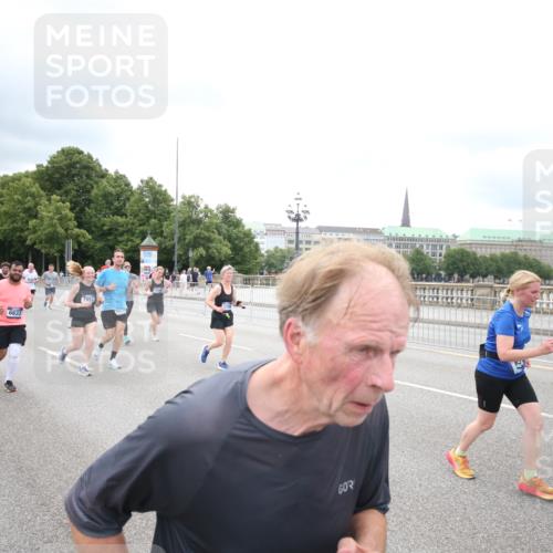 29.06.2025 - hella hamburg halbmarathon Jannik Wohlers http://msf.ph/oto/8502389 29.06.2025 10:58:30 Lombardsbrücke 1380, 2057, 2621, 2649, 2929, 3231, 3373, 3416, 3565, 3966, 4042, 4043, 4294, 4577, 4648, 5211, 5400, 6167, 6301, 6330, 6341, 6588, 6633, 6638, 6702, 7443, 7957, 8489, 8545, 8547, 8631, 8752, 9221, 9982, 10105, 10995, 11140, 11292, 12389, 12474, 12759, 12970, 13089, 13095, 13260, 13274, 13527, 13571, 15065, 15624, 15918, 15919, 17554, 17572, 17601, 17651, 17659, 18051, 18601, 19150 meine-sportfotos.de