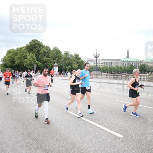 29.06.2025 - hella hamburg halbmarathon Jannik Wohlers http://msf.ph/oto/8502395 29.06.2025 10:58:31 Lombardsbrücke 1380, 2057, 2621, 2649, 2929, 3231, 3373, 3565, 3966, 4042, 4043, 4294, 4312, 4577, 4648, 5016, 5211, 5400, 6167, 6301, 6330, 6341, 6588, 6633, 6638, 6702, 7443, 7957, 8489, 8545, 8547, 8631, 8752, 9221, 10105, 10995, 11140, 11292, 11918, 12389, 12474, 12759, 12970, 13089, 13095, 13260, 13274, 13527, 13571, 15065, 15624, 15918, 17554, 17572, 17601, 17651, 17659, 17702, 18051, 18601, 19150 meine-sportfotos.de