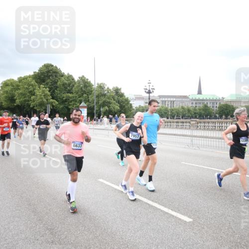 29.06.2025 - hella hamburg halbmarathon Jannik Wohlers http://msf.ph/oto/8502413 29.06.2025 10:58:31 Lombardsbrücke 1380, 2057, 2621, 2649, 2929, 3231, 3373, 3565, 3966, 4042, 4043, 4294, 4312, 4577, 4648, 5016, 5211, 5400, 6167, 6301, 6330, 6341, 6588, 6633, 6638, 6702, 7443, 7957, 8489, 8545, 8547, 8631, 8752, 9221, 10105, 10995, 11140, 11292, 11918, 12389, 12474, 12759, 12970, 13089, 13095, 13260, 13274, 13527, 13571, 15065, 15624, 15918, 17554, 17572, 17601, 17651, 17659, 17702, 18051, 18601, 19150 meine-sportfotos.de