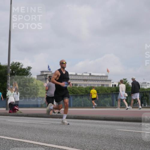 29.06.2025 - hella hamburg halbmarathon Luisa Fischer http://msf.ph/oto/8502510 29.06.2025 10:11:12 Kennedybrücke 1427, 4228, 4864, 5347, 6100, 9071 meine-sportfotos.de