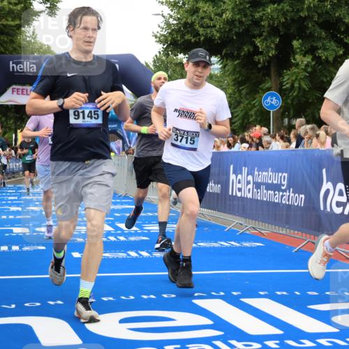 29.06.2025 - hella hamburg halbmarathon Strokosch-Dieckow http://msf.ph/oto/8502514 29.06.2025 10:52:28 Ziel 3715, 6561, 6562, 7178, 7232, 8371, 8661, 9145, 9739, 9876, 11791, 13015, 13211, 13301, 14561, 15001, 15144, 15980, 17997, 18982 meine-sportfotos.de