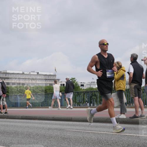 29.06.2025 - hella hamburg halbmarathon Luisa Fischer http://msf.ph/oto/8502518 29.06.2025 10:11:13 Kennedybrücke 15584, 4228, 4864, 5347, 6100, 9071 meine-sportfotos.de