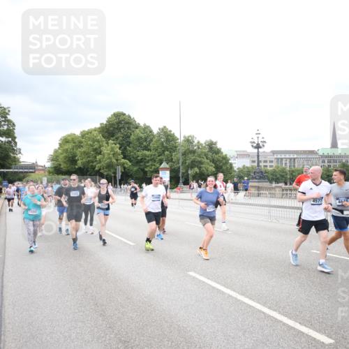 29.06.2025 - hella hamburg halbmarathon Jannik Wohlers http://msf.ph/oto/8502521 29.06.2025 10:58:36 Lombardsbrücke 1751, 2057, 2621, 2929, 3231, 3373, 3966, 4312, 4577, 4648, 5016, 5211, 5400, 6167, 6301, 6330, 6341, 6599, 6638, 7443, 7957, 8489, 8544, 8545, 8547, 8631, 8932, 9221, 10105, 10548, 10995, 11292, 11768, 11786, 11834, 11918, 12389, 12474, 12636, 12637, 12759, 13089, 13095, 13260, 13274, 13527, 13571, 15065, 15099, 15624, 17702, 18051, 18549, 18558, 18601, 19150, 19174 meine-sportfotos.de