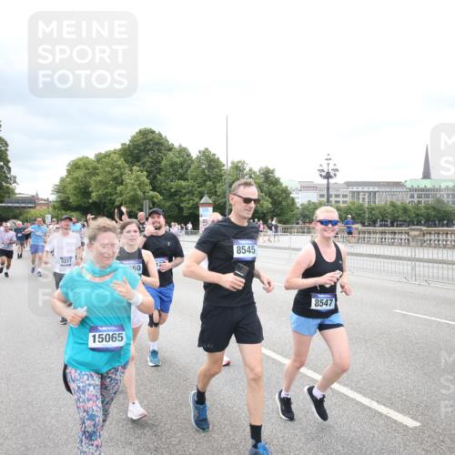 29.06.2025 - hella hamburg halbmarathon Jannik Wohlers http://msf.ph/oto/8502602 29.06.2025 10:58:39 Lombardsbrücke 1751, 1839, 2057, 2621, 3231, 3373, 3966, 4312, 4577, 4648, 5016, 5211, 5400, 6167, 6301, 6599, 6638, 6969, 7288, 7910, 7957, 8489, 8544, 8545, 8547, 8631, 8932, 10105, 10548, 10814, 10995, 11292, 11768, 11786, 11834, 11918, 12389, 12636, 12637, 12759, 13089, 13095, 13260, 13571, 15065, 15068, 15099, 15624, 17702, 18051, 18549, 18558, 18601, 19150, 19174 meine-sportfotos.de
