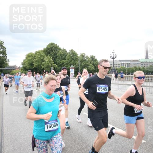 29.06.2025 - hella hamburg halbmarathon Jannik Wohlers http://msf.ph/oto/8502618 29.06.2025 10:58:39 Lombardsbrücke 1751, 1839, 2057, 2621, 3231, 3373, 3966, 4312, 4577, 4648, 5016, 5211, 5400, 6167, 6301, 6599, 6638, 6969, 7288, 7910, 7957, 8489, 8544, 8545, 8547, 8631, 8932, 10105, 10548, 10814, 10995, 11292, 11768, 11786, 11834, 11918, 12389, 12636, 12637, 12759, 13089, 13095, 13260, 13571, 15065, 15068, 15099, 15624, 17702, 18051, 18549, 18558, 18601, 19150, 19174 meine-sportfotos.de
