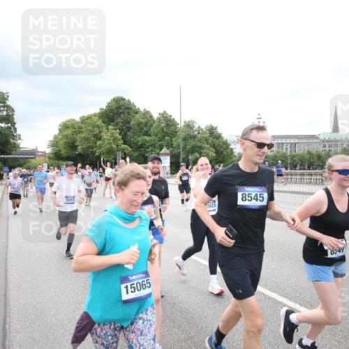29.06.2025 - hella hamburg halbmarathon Jannik Wohlers http://msf.ph/oto/8502623 29.06.2025 10:58:39 Lombardsbrücke 1751, 1839, 2057, 2621, 3231, 3373, 3966, 4312, 4577, 4648, 5016, 5211, 5400, 6167, 6301, 6599, 6638, 6969, 7288, 7910, 7957, 8489, 8544, 8545, 8547, 8631, 8932, 10105, 10548, 10814, 10995, 11292, 11768, 11786, 11834, 11918, 12389, 12636, 12637, 12759, 13089, 13095, 13260, 13571, 15065, 15068, 15099, 15624, 17702, 18051, 18549, 18558, 18601, 19150, 19174 meine-sportfotos.de