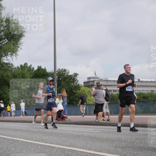 29.06.2025 - hella hamburg halbmarathon Luisa Fischer http://msf.ph/oto/8502624 29.06.2025 10:11:33 Kennedybrücke 5100, 6918, 2190, 5100, 6590, 6918, 7453, 9457, 9616, 9966 meine-sportfotos.de