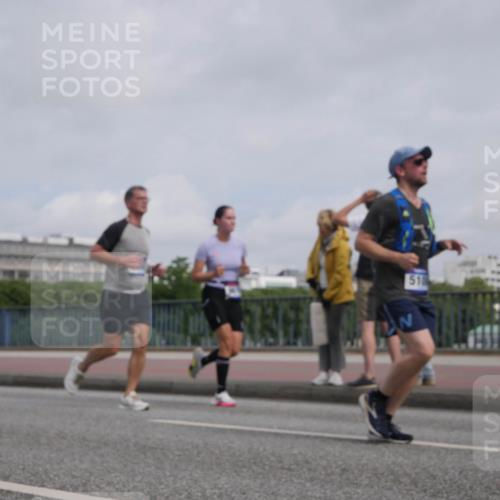 29.06.2025 - hella hamburg halbmarathon Luisa Fischer http://msf.ph/oto/8502639 29.06.2025 10:11:37 Kennedybrücke 510, 1188, 5100, 6590, 6918, 7348, 7453, 9457, 9616, 9966 meine-sportfotos.de