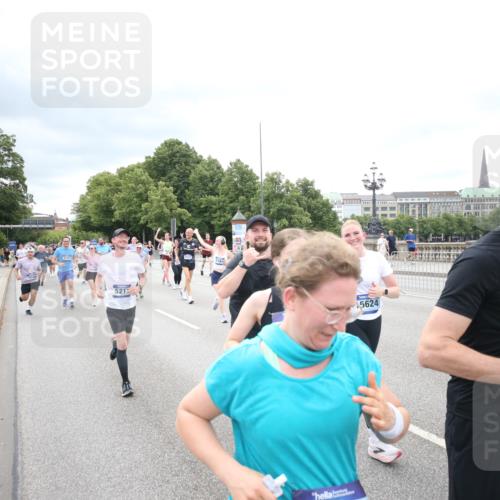 29.06.2025 - hella hamburg halbmarathon Jannik Wohlers http://msf.ph/oto/8502649 29.06.2025 10:58:39 Lombardsbrücke 1751, 1839, 2057, 2621, 3231, 3373, 3966, 4312, 4577, 4648, 5016, 5211, 5400, 6167, 6301, 6599, 6638, 6969, 7288, 7910, 7957, 8489, 8544, 8545, 8547, 8631, 8932, 10105, 10548, 10814, 10995, 11292, 11768, 11786, 11834, 11918, 12389, 12636, 12637, 12759, 13089, 13095, 13260, 13571, 15065, 15068, 15099, 15624, 17702, 18051, 18549, 18558, 18601, 19150, 19174 meine-sportfotos.de