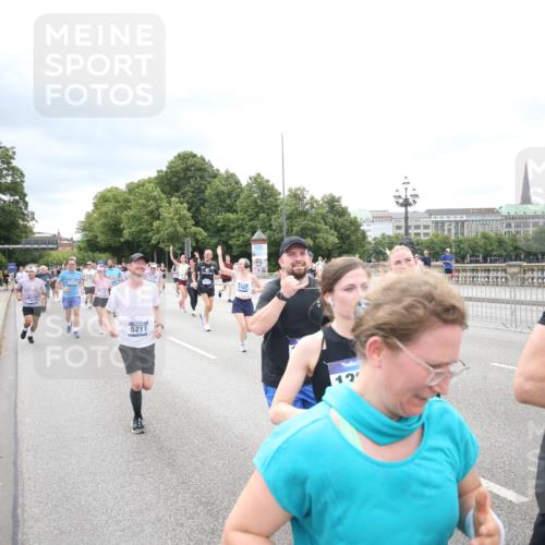 29.06.2025 - hella hamburg halbmarathon Jannik Wohlers http://msf.ph/oto/8502654 29.06.2025 10:58:39 Lombardsbrücke 1751, 1839, 2057, 2621, 3231, 3373, 3966, 4312, 4577, 4648, 5016, 5211, 5400, 6167, 6301, 6599, 6638, 6969, 7288, 7910, 7957, 8489, 8544, 8545, 8547, 8631, 8932, 10105, 10548, 10814, 10995, 11292, 11768, 11786, 11834, 11918, 12389, 12636, 12637, 12759, 13089, 13095, 13260, 13571, 15065, 15068, 15099, 15624, 17702, 18051, 18549, 18558, 18601, 19150, 19174 meine-sportfotos.de