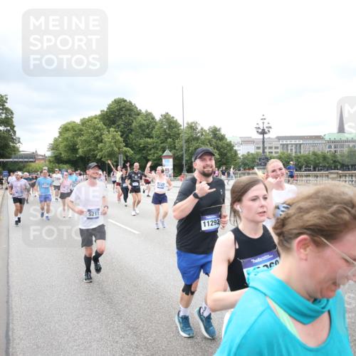29.06.2025 - hella hamburg halbmarathon Jannik Wohlers http://msf.ph/oto/8502661 29.06.2025 10:58:39 Lombardsbrücke 1751, 1839, 2057, 2621, 3231, 3373, 3966, 4312, 4577, 4648, 5016, 5211, 5400, 6167, 6301, 6599, 6638, 6969, 7288, 7910, 7957, 8489, 8544, 8545, 8547, 8631, 8932, 10105, 10548, 10814, 10995, 11292, 11768, 11786, 11834, 11918, 12389, 12636, 12637, 12759, 13089, 13095, 13260, 13571, 15065, 15068, 15099, 15624, 17702, 18051, 18549, 18558, 18601, 19150, 19174 meine-sportfotos.de
