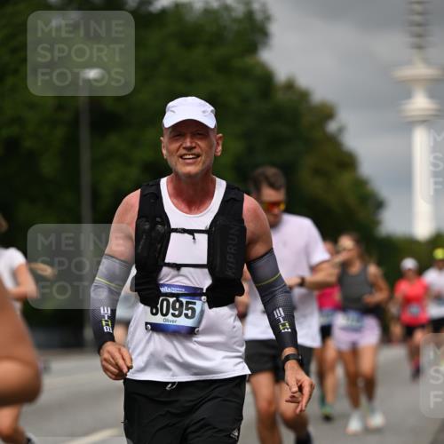 29.06.2025 - hella hamburg halbmarathon Dr. Thomas Lammeyer http://msf.ph/oto/8502663 29.06.2025 10:25:43 Kennedybrücke 1072, 1191, 1250, 1401, 2271, 2315, 2353, 2635, 2956, 3122, 3606, 3770, 3817, 4697, 4786, 5061, 5122, 5373, 5395, 5493, 5759, 5957, 6086, 7075, 7228, 7522, 7553, 7781, 8095, 8286, 9108, 9369, 9499, 9532, 9624, 10019, 10125, 10374, 10874, 11117 meine-sportfotos.de