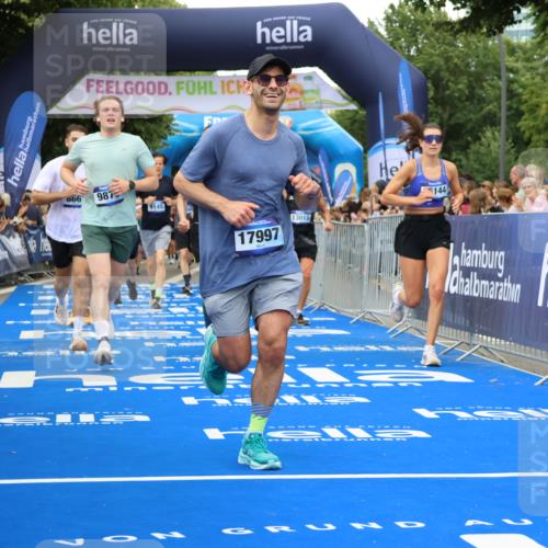 29.06.2025 - hella hamburg halbmarathon Strokosch-Dieckow http://msf.ph/oto/8502667 29.06.2025 10:52:23 Ziel 3715, 4140, 4419, 4587, 6164, 7178, 7232, 7896, 8371, 8661, 9145, 9876, 11791, 13015, 13211, 13707, 14561, 15144, 15446, 15980, 17773, 17997 meine-sportfotos.de